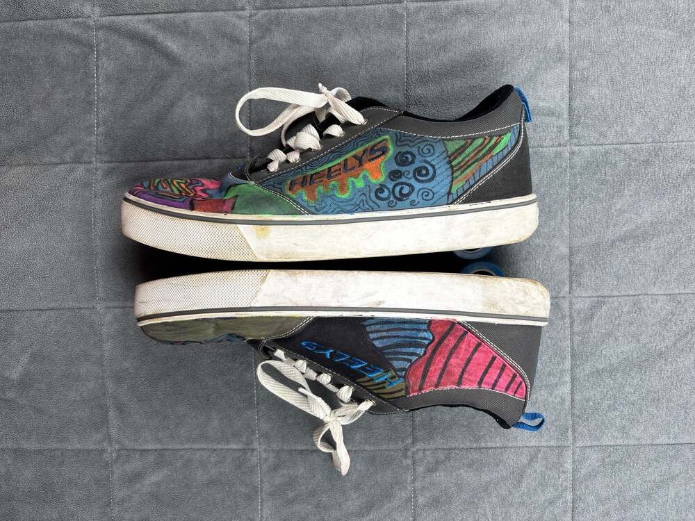 Heelys Low Top Roller Shoes with Colorful Abstract Doodle Graphics